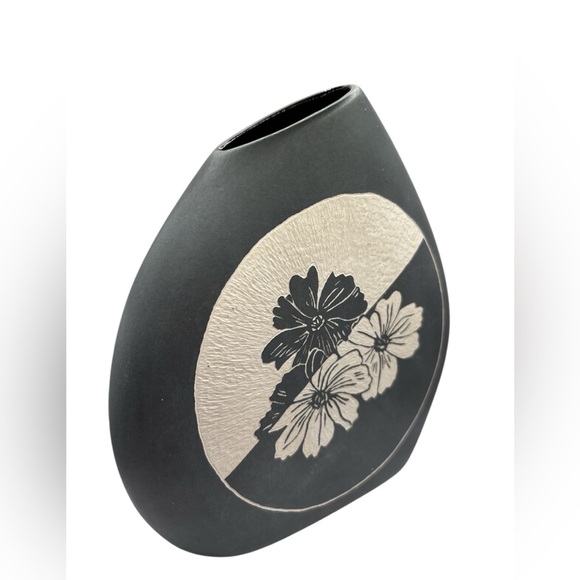 Gray Vase with white Etchings Signed 8”tall 7”wide 2”opening - Picture 1 of 9